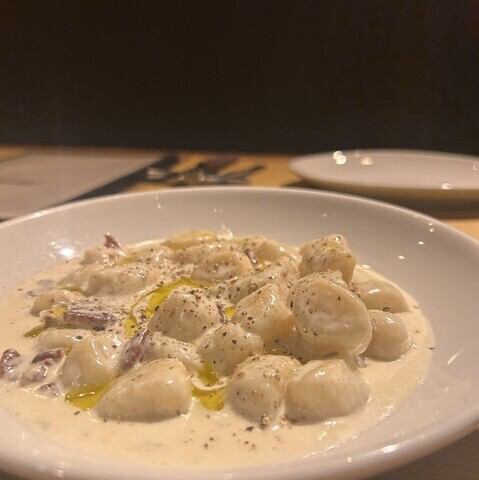 メッツェマニケ 豚スペアリブの白ワイン煮込みソース