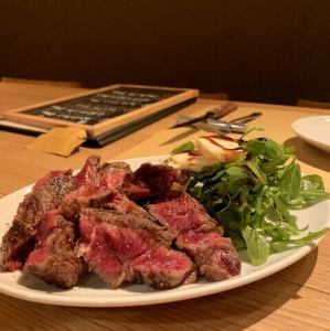 牛肉のグリル ルッコラとパルミジャーノチーズ添え