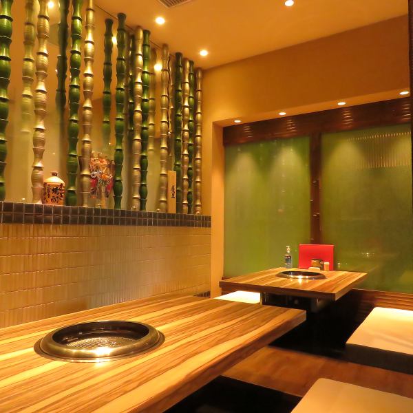 【和風テイストの店内で宴会利用に♪】最大30名様でのご利用も可能ですので、会社の宴会利用や学生・ご友人同士での集いの飲み会等にもおすすめです！すだれのかかった落ち着いた内装で、リラックスいただきながら松阪牛をご堪能いただけます♪
