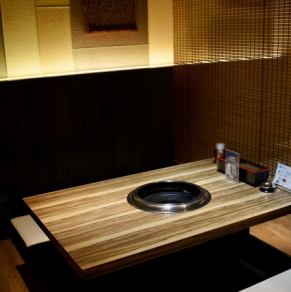 当店は靴を脱いでお寛ぎいただける掘りごたつ席をご用意しております。