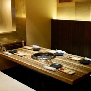 当店は靴を脱いでお寛ぎいただける掘りごたつ席をご用意しております。