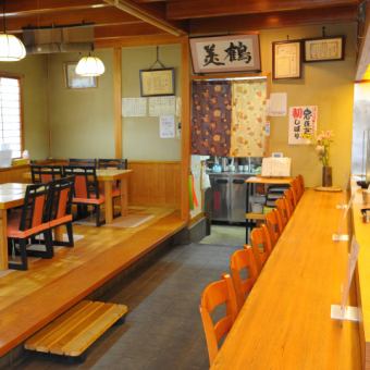 We have counter seats that are easy to visit even for one person!