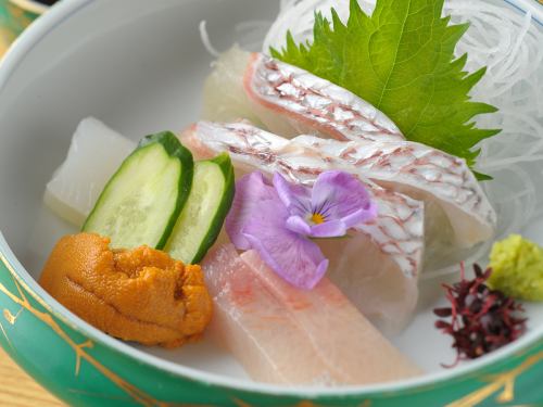 您可以品尝时令菜肴，尤其是濑户内鱼。请欣赏新鲜的海鲜