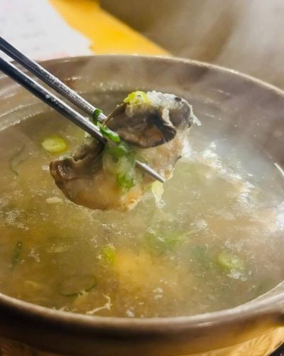 ✨ 季節限定！牡蠣のみぞれ煮 🦪🍲✨
新鮮な牡蠣を贅沢に使った、この一品。
ふわっと広がる牡蠣の旨味と、さっぱりした大根おろしのハーモニーが絶妙！
寒い季節にぴったりのあたたかい煮物です。心も体もほっこりしますよ😊
お酒とも相性抜群🍶✨ ぜひ一度ご賞味ください！
縁満居酒屋 皓月
〒604-8005 京都府京都市中京区恵比須町435ｰ3 河原町三条ビル 2Ｆ
TEL 0757087374
営業時間
18:00～24:00
定休日 不定休 ホームページをご確認下さい。
https://enmanizakaya-kougetsu.owst.jp
#縁満居酒屋皓月  #京都 #三条河原町 #河原町三条 #居酒屋 #京都グルメ #日本食 #美味しい  #隠れ家 #隠れ家居酒屋
#季節限定 #牡蠣料理 #冬の味覚  #大根おろし #お酒がすすむ