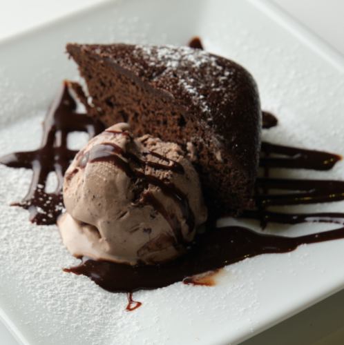 巧克力蛋糕和冰