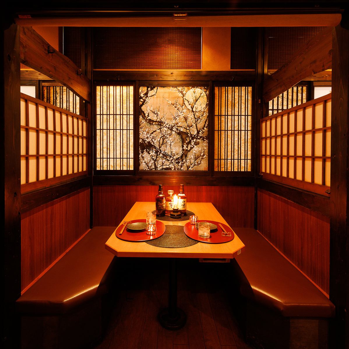 痛風御免の濃厚肴と海鮮、銘酒が揃う新宿の個室居酒屋。刺身を囲む宴会に。
