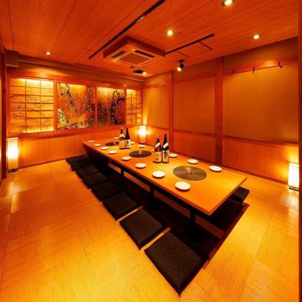 照明はやや落とし気味。畳の座敷に掘りごたつ、障子越しの灯りがどこか懐かしくも、静けさを宿す空間。周囲を気にせず語らえる扉付き個室には、朝〆の刺身が静かに並び、じっくり炙った浜焼きからは湯気と香りがゆらめく。靴を脱ぎ、背を預け、箸をのばす。そんな大人の夜を整える、和の居酒屋「酔ってき屋」。