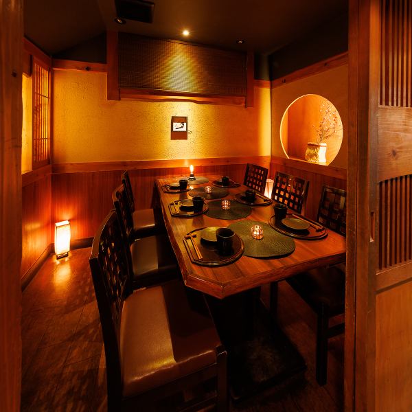 扉を開けると、香ばしく立ちのぼる浜焼きの煙。ジュッと炭火が弾ける音が、食欲と酒心をそっと刺激する。その奥には、落ち着いた照明の個室が連なり、酒と魚を静かに語らう大人たちの時間が流れている。接待にも、デートにも、痛風覚悟の酒宴にも。静かに盛り上がる大人の居酒屋、それが「酔ってき屋」