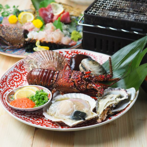 ジュッと焼けるホタテや伊勢海老、牡蠣、立ちのぼる香り、弾ける音。味だけでなく五感で楽しむ一皿です。