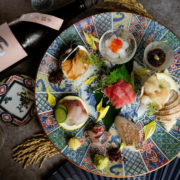 産地で漁師が命がけで獲った魚を、目利きのプロが集まる市場で選び抜き、月に3トン近く仕入れています。