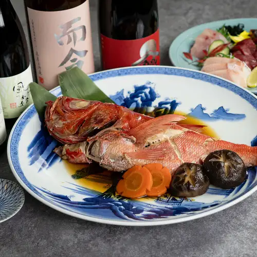 【5-祝-金目鯛の煮付けコース-銘柄日本酒焼酎50種飲み放題付き-】全8品＋3時間飲み放題6980円。