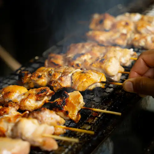 焼き鳥と定番串焼き。一本で満足の食べ応えを仕事帰りの飲み会や会社宴会でも楽しめます。