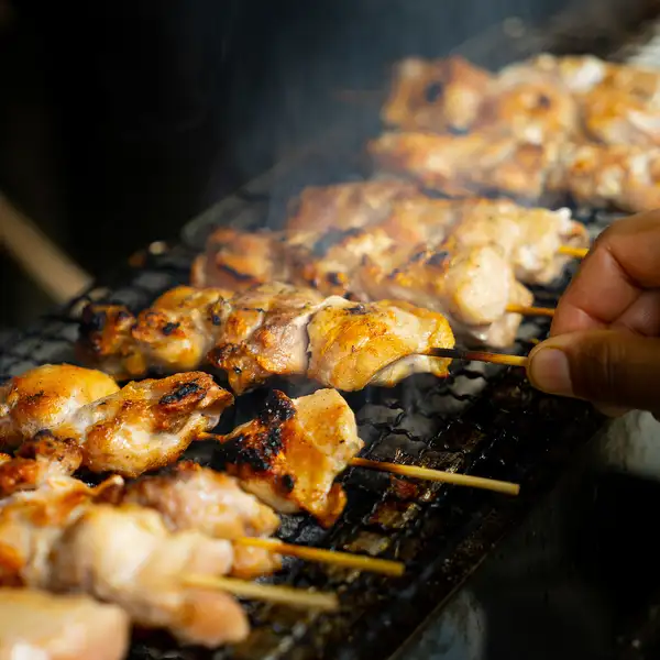 焼き鳥と定番串焼き。一本で満足の食べ応えを仕事帰りの飲み会や会社宴会でも楽しめます。