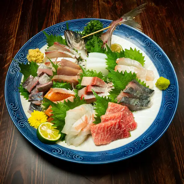 鮮魚5種や7種盛りなど豪快大漁盛り。その日のおすすめ鮮魚を名物焼き鳥と一緒に楽しむ大人の宴会に。
