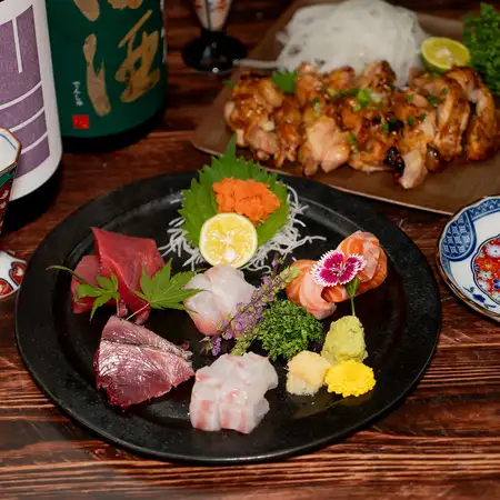 【Aコース・全7品・2時間飲み放題】豊洲市場直送の鮮魚5種盛りと香ばしい若鶏ステーキを楽しむ