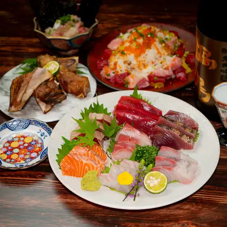 【Dコース・全8品・3時間飲み放題・日本酒焼酎付】朝〆鮮魚7種盛りと厳選銘酒50銘柄を飲み比べ