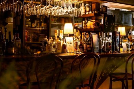 This popular seating area allows you to enjoy your drink while chatting with the staff, a feature unique to the open kitchen.Perfect for a date or even for a solo diner...♪