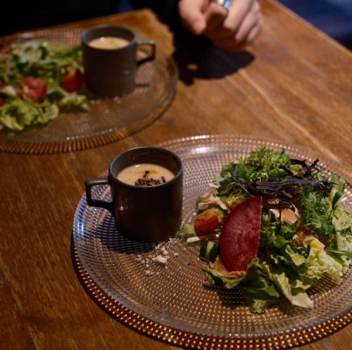 全てのランチにサラダとポタージュがつきます！♪