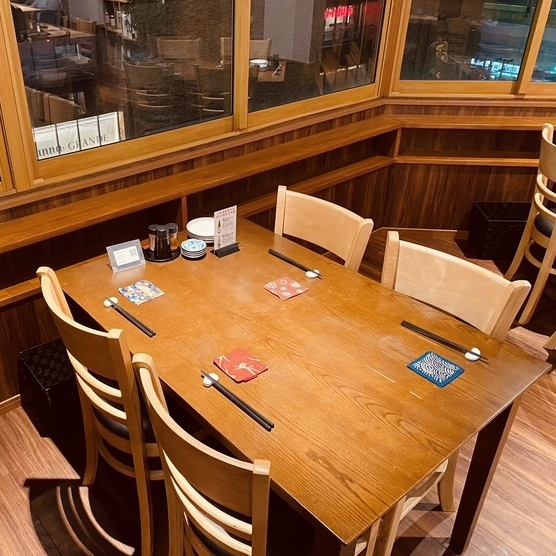 There are tables where you can relax with delicious snacks and sake while looking out over the street in front of the station.It is also ideal for use after work or on a business trip.