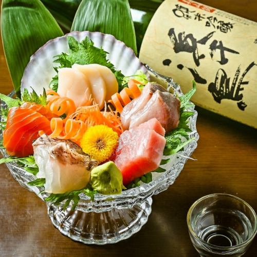毎日厳選して仕入れる新鮮な魚を丁寧な盛り付けでご提供【刺身五点盛り】