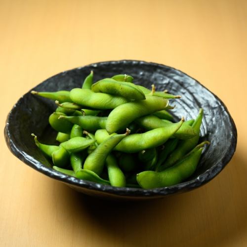 Salt-boiled green soybeans