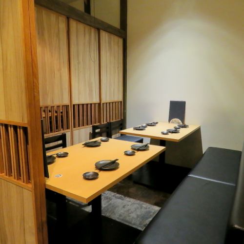 <p>こだわりの店内は個室での案内も可能。ムードあふれる大人の隠れ処を提供いたします。2H飲み放題付きコースも3599円（税込）～用意。絶品料理をお手頃価格でご案内いたしますので、お気軽にご来店ください。デートや接待でのご利用、団体様での送別会や同窓会、二次会にもおすすめ◎お得なクーポンも多数ございます♪</p>