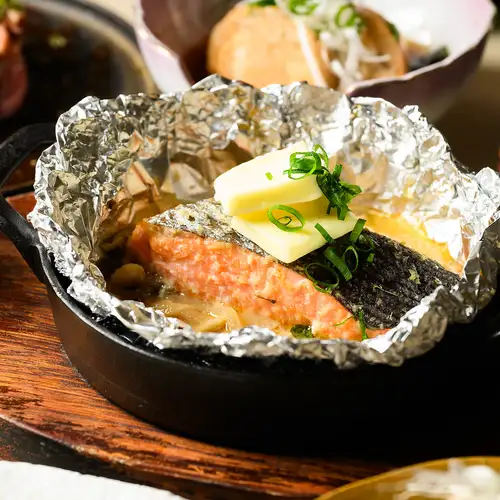 鮭と塩辛バターの北海味噌ホイル焼き　