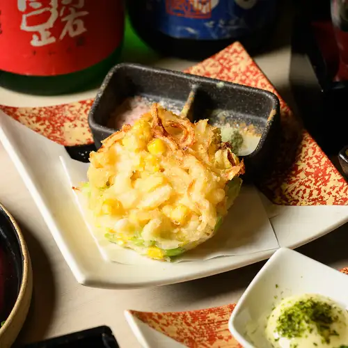 トウキビと枝豆の大判かき揚げ ヒマラヤ産ピンク岩塩とワサビ塩