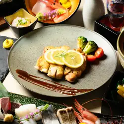 焼き野菜とレモンとハーブ香るチキンステーキ