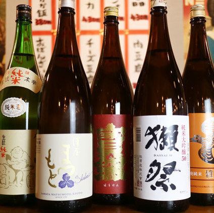 日本全国各地から取り揃えた【地酒各種】。日によって取り揃えが変化する為、毎回異なる銘柄が楽しめます！