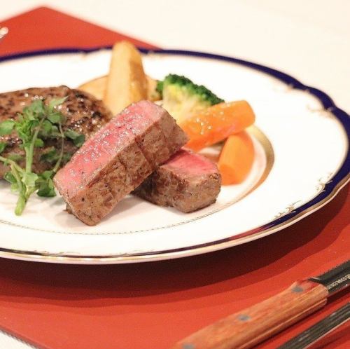 牛大腿肉和汉堡的组合