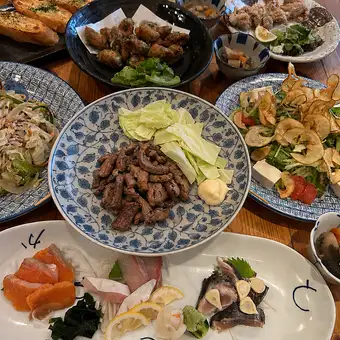 秋の刺身盛り合わせ付きはる坊コース！120分飲放題付き全9品4500円(税込）