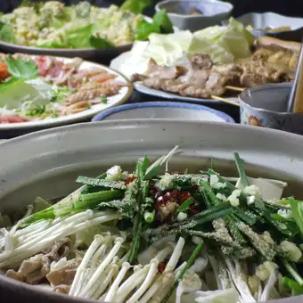 博多特色春保猪食火锅套餐，含刺身拼盘！含2小时畅饮（无酒精啤酒）。共9道菜，5000日元（含税）。