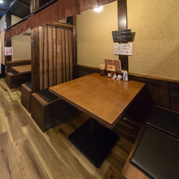 4名掛けのテーブル席を2卓ご用意しております。テーブルを繋げれば最大8名様までご利用いただけるので、友人同士の集まりやご家族での会食、ちょっとしたお祝いにもピッタリ！落ち着いた雰囲気の中で、ゆっくりと会話とお食事をお楽しみいただけます♪
