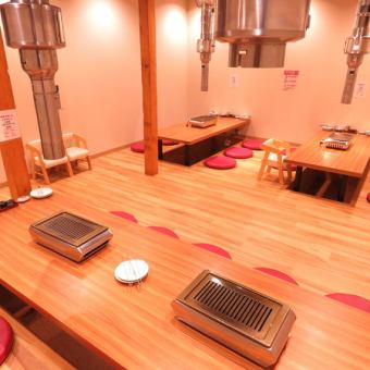 【個室】最大22名様で宴会が可能です！掘りごたつでゆったりと焼肉宴会をお楽しみください♪６名卓×２　１０名卓×１ゴルフコンペの表彰式や、少年野球、各種部活の打ち上げ等幅広く活用いただけます♪プロジェクターやモニター等を持ち込んで、上映会なんかも大歓迎です！！