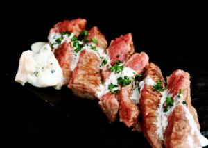 Skirt steak with gorgonzola sauce