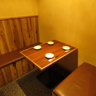 It is a table seat for 2 to 4 people.It is a shop where you can smoke ♪