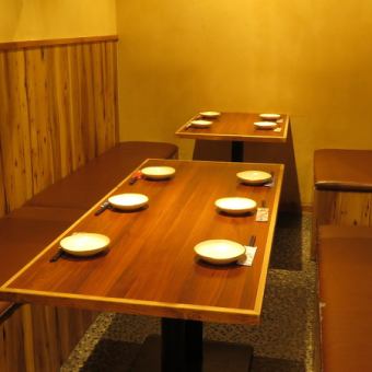Complete room with a table for 10 people.It is a shop where you can smoke ♪