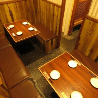 完全私人的房間，可容納6至8人的桌子。這是可以抽煙的商店♪