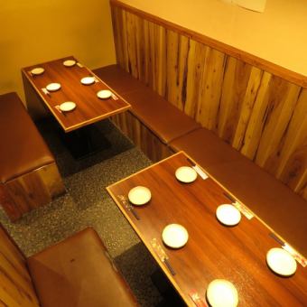 完全私人的房间，可容纳8至12人的桌子。这是可以抽烟的商店♪
