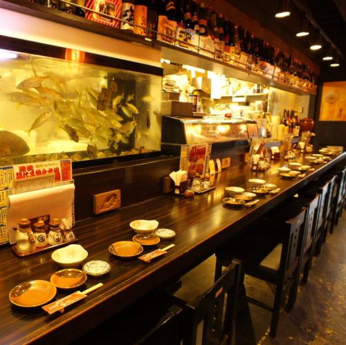 Spacious counter seats.Fresh fish are swimming energetically in a large tank in front of you.