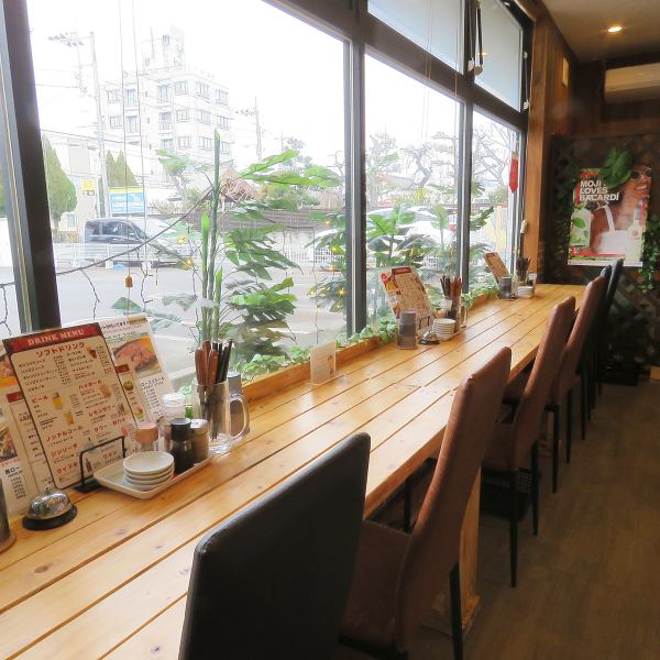 [Single customers welcome] We have counter seats that are perfect for solo diners.It faces the wall so you can enjoy your meal in peace.Please take your time.