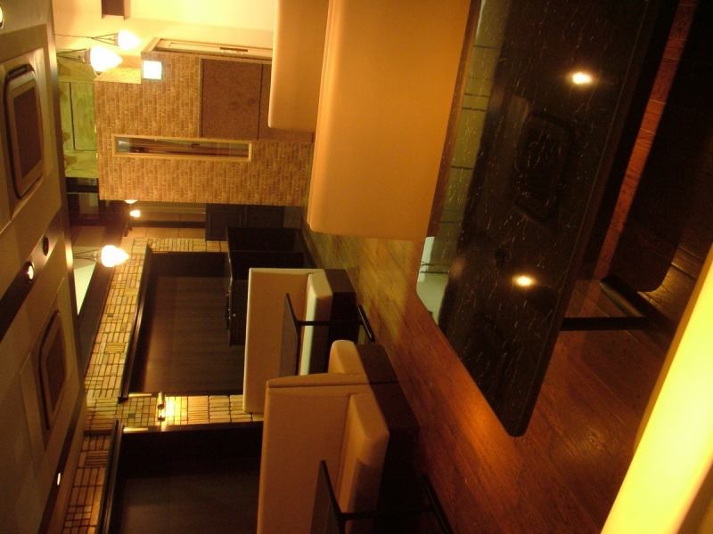 1Fにはテーブル席・カウンター席もございます。セラーに入った梅酒や、日本酒なども。しっかり温度管理されて安心の品質♪2階に完全個室席多数あり！少人数2名～4．6．…90名様まで使えるお席ございます。