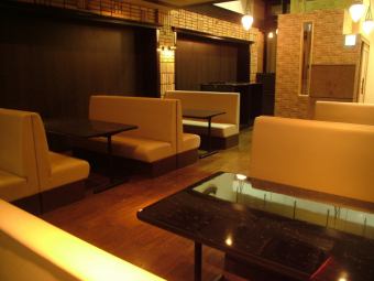 1Fにボック席とカウンター席のご用意。ライトや壁にもこだわりが！スタイリッシュでモダンな店内。ゆったりとした開放感を演出。