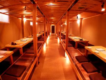 1階35～64名様まで。2階最大90名様まで貸切対応しております。和の趣きを感じる、広々店内でごゆっくり宴会をお楽しみくださいませ。