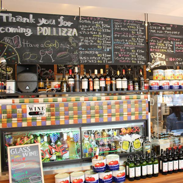 「ポリッツァ」店内にある黒板にはおすすめ料理やワインが書かれております。ポリッツアではPIZZAやPASTAに合うワインを取りそろえております。イタリア産をはじめ、チリ産・スペイン産・フランス産・ドイツ産・アメリカ産など世界各地の美味しいワインが味わえます！