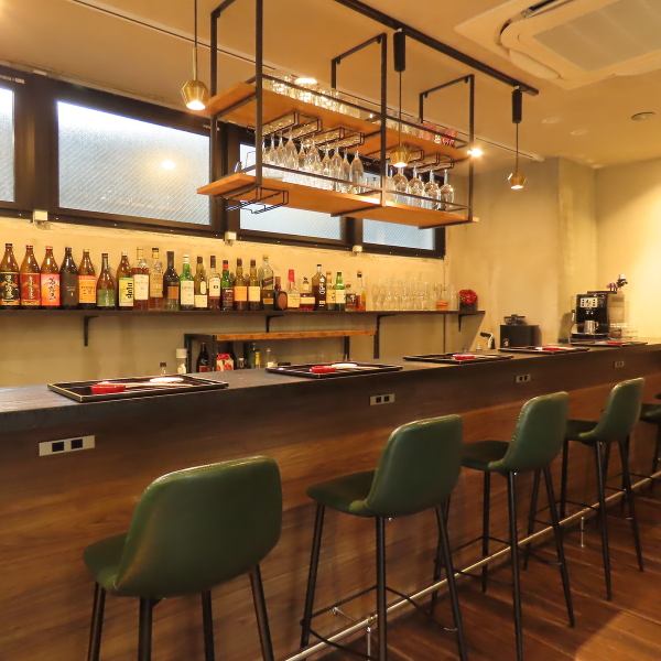 おひとり様でも気軽に入れるカウンター席を7席ご用意。調理風景を眺めながら、こだわりの料理とお酒をお楽しみいただけます。駅からも近く、お仕事帰りのサク飲みやご友人との気軽なお集りにもオススメです。多彩な逸品とお酒をご堪能ください。