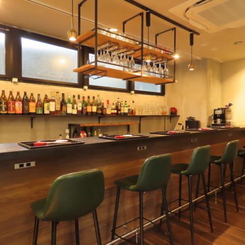 <p>おひとり様でも気軽に入れるカウンター席を7席ご用意。調理風景を眺めながら、こだわりの料理とお酒をお楽しみいただけます。駅からも近く、お仕事帰りのサク飲みやご友人との気軽なお集りにもオススメです。多彩な逸品とお酒をご堪能ください。</p>