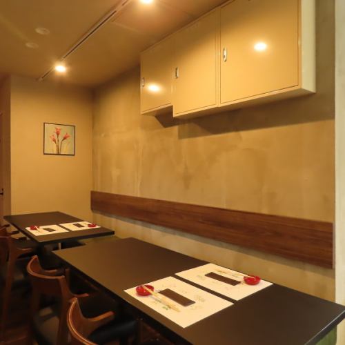 <p>各種ご宴会や接待などにもオススメのテーブル席はゆったりとお過ごしいただける人気のお席です。貸切も可能ですので、是非お気軽に店舗までお問い合わせください。腕によりをかけたこだわりの料理をお楽しみいただけるコースなどもご用意しています。</p>