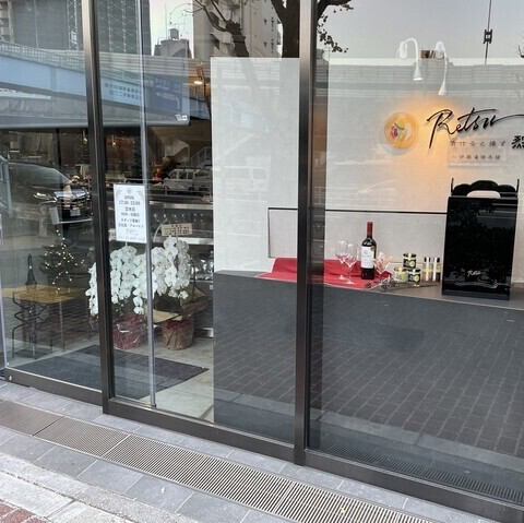 白金高輪駅より徒歩6分の位置に佇む"漬けると燻す 烈"は、ガラス張りの扉が目を引く店構え。全20席の店内は落ち着いた大人の空間となっています。ご宴会や接待からおひとり様のサク飲みまで、様々なシーンにご利用いただけます。